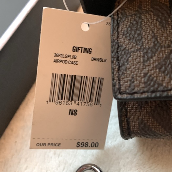 NWT/NIB Michael Kors AirPod case retails $98 - Picture 7 of 7